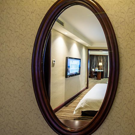 Leeden Hotel Чънду Екстериор снимка
