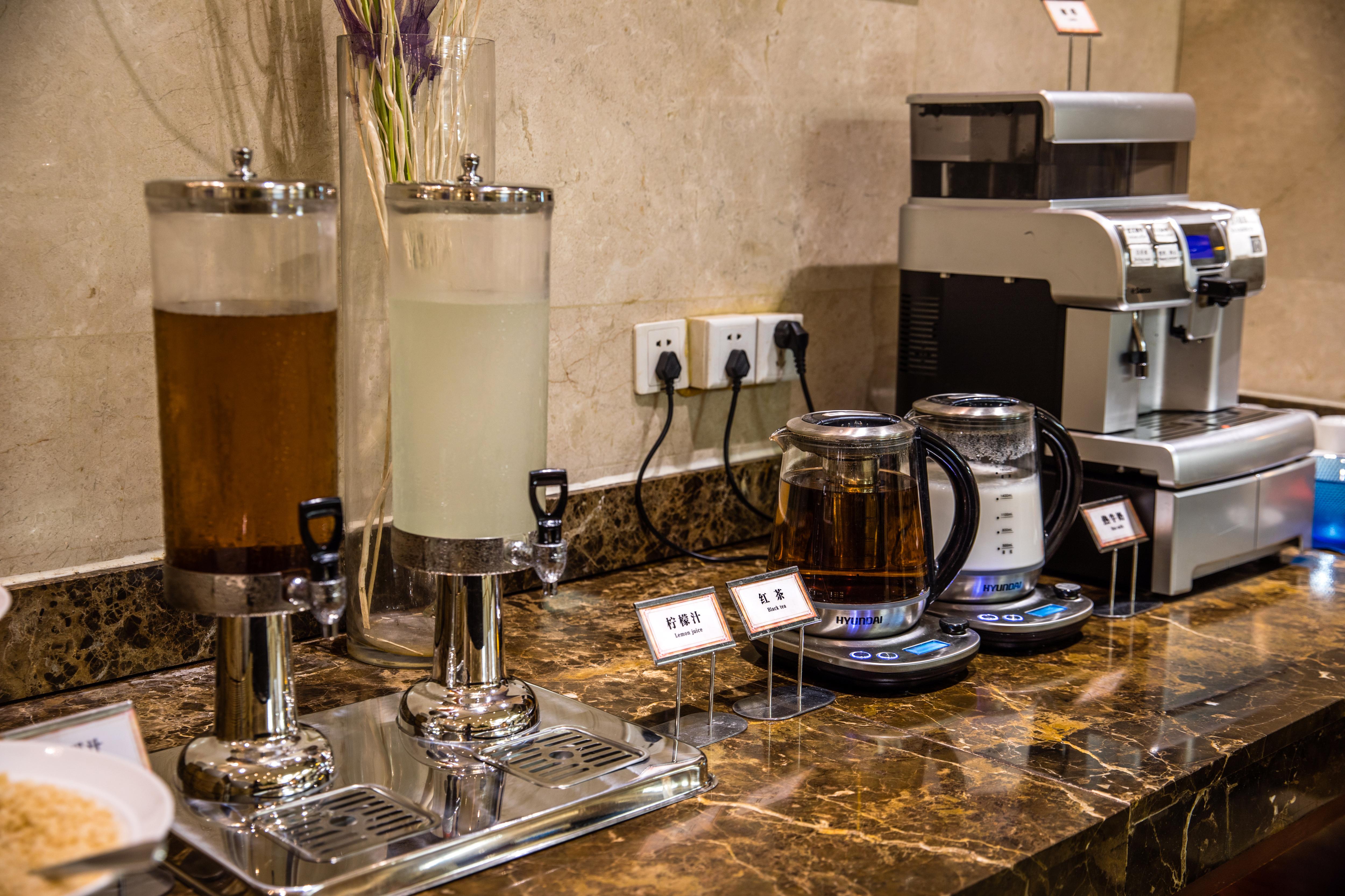 Leeden Hotel Чънду Екстериор снимка