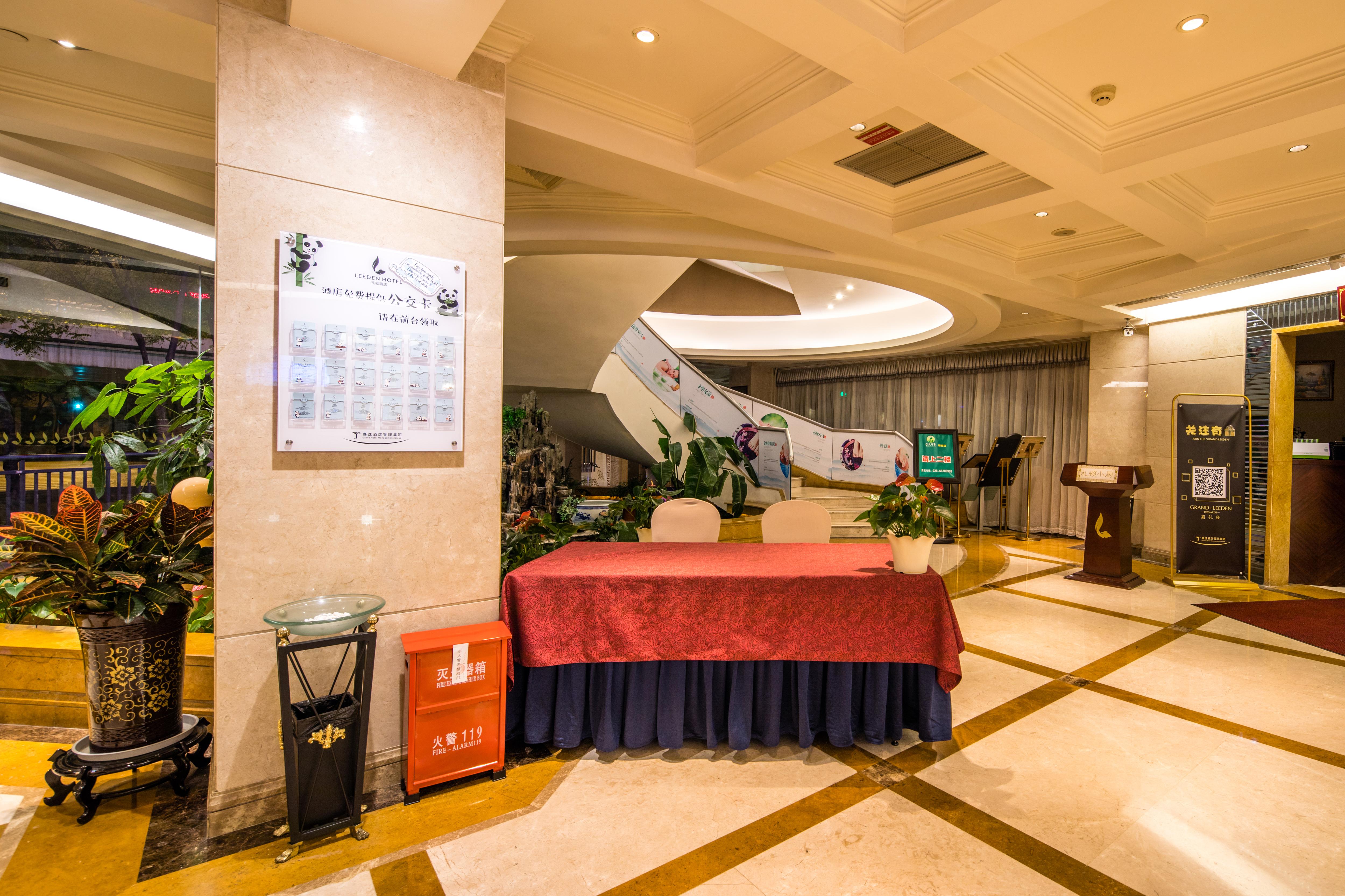 Leeden Hotel Чънду Екстериор снимка