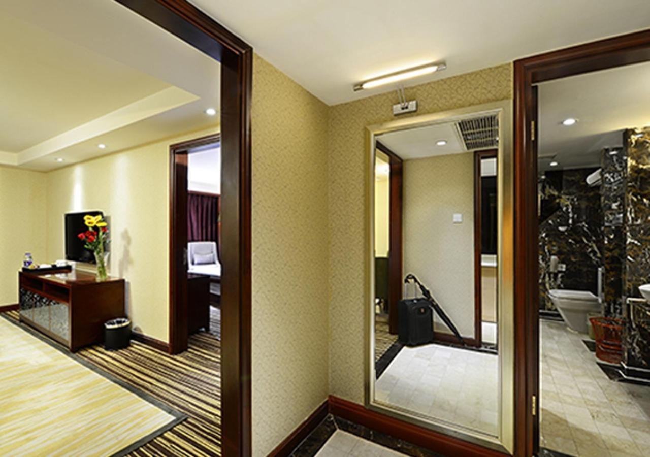 Leeden Hotel Чънду Екстериор снимка