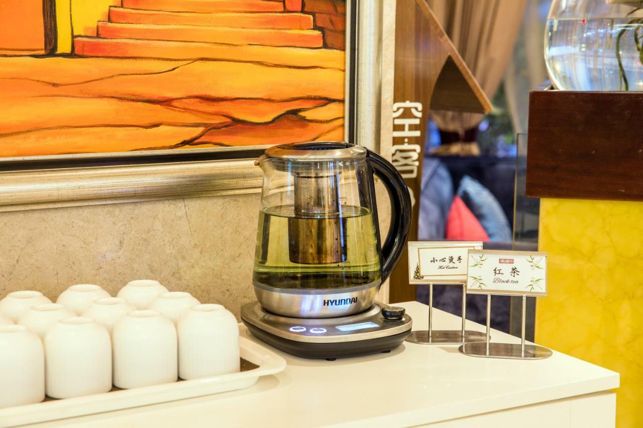 Leeden Hotel Чънду Екстериор снимка